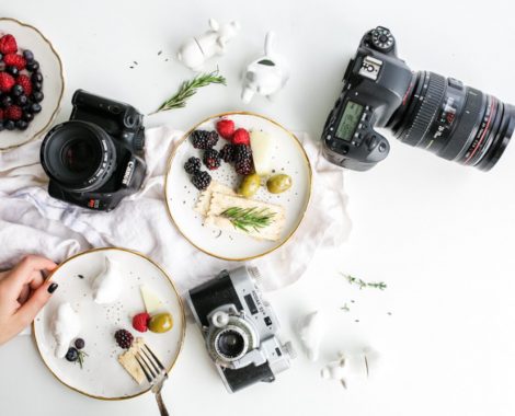 cropped-best-camera-for-food-photography-flatlay-plates-food-table-cameras-1-1.jpg